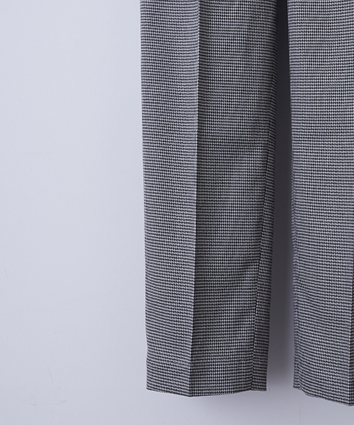 UNITED TOKYO(ユナイテッドトウキョウ)の「チェックワンタックパンツ(スラックス・レディース・マルチ/グレー・1/2)」の5枚目の写真