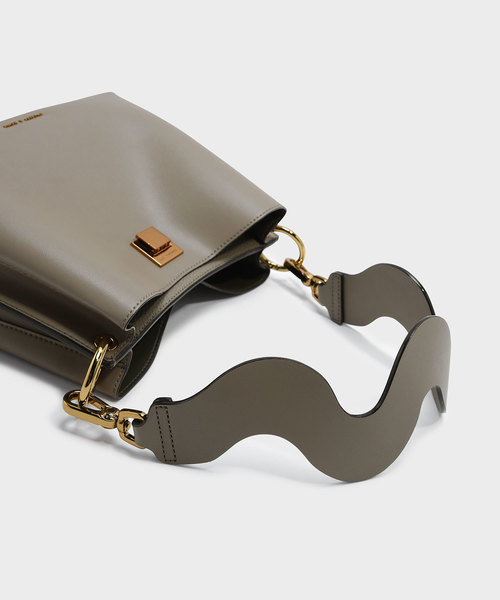 CHARLES & KEITH（チャールズ & キース）の「ウェーブストラップハンドバッグ / WAVY STRAP HANDBAG（ハンドバッグ・レディース・ライトベージュ/ブルー系その他2・L）」の10枚目の写真