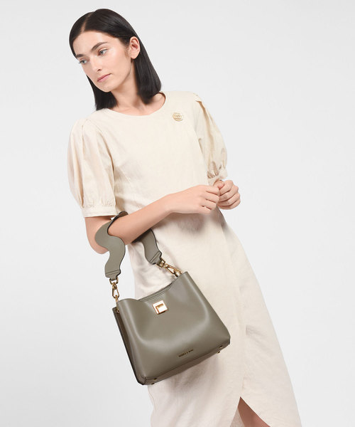 CHARLES & KEITH（チャールズ & キース）の「ウェーブストラップハンドバッグ / WAVY STRAP HANDBAG（ハンドバッグ・レディース・ライトベージュ/ブルー系その他2・L）」の12枚目の写真