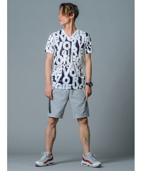 REGIEVO(レジエボ)の「【REGIEVO】REGIEVOロゴ総柄VネックTシャツ(Tシャツ/カットソー・メンズ・ホワイト/ブラック/オレンジ・MEDIUM/LARGE/SMALL/X-LARGE)」の4枚目の写真