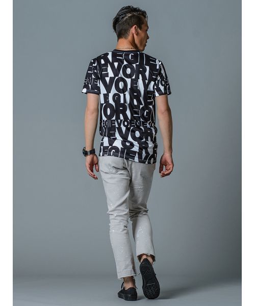 REGIEVO(レジエボ)の「【REGIEVO】REGIEVOロゴ総柄VネックTシャツ(Tシャツ/カットソー・メンズ・ホワイト/ブラック/オレンジ・MEDIUM/LARGE/SMALL/X-LARGE)」の9枚目の写真