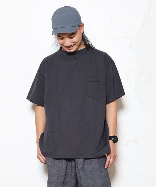 Goodwear(Since1983)(グッドウェア)の「【MADE IN USA】S/S MOCK NECK POCKET TEE BIG / ショートスリーブモックネックポケットTビッグ(Tシャツ/カットソー・メンズ・ホワイト/チャコールグレー/ブラック/ネイビー/ブラウン/レッド/オリーブ/イエロー/グリーン/ブラック系その他/グレー系その他/ナチュラル/ブルー系その他/グレイッシュベージュ/グリーン系その他/コバルトブルー/スモークピンク/ライトグリーン/ブラウン系その他/ライトイエロー/オレンジ系その他2/パープル系その他2/グレー系その他2/ブルー系その他2/グリーン系その他2/カーキ系2/ベージュ系その他/グレー/オレンジ系3/モスグリーン・XX-LARGE)」の4枚目の写真