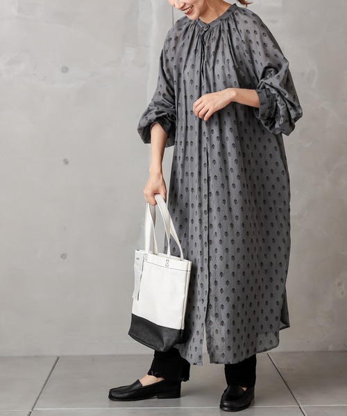 PUAL CE CIN（ピュアルセシン）の「小花ギャザーワンピース（ワンピース・レディース・チャコールグレー/グレー/ライトベージュ・FREE）」の2枚目の写真
