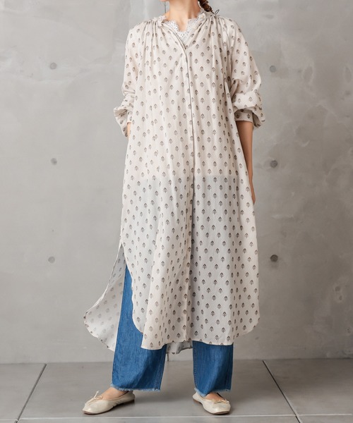 PUAL CE CIN（ピュアルセシン）の「小花ギャザーワンピース（ワンピース・レディース・チャコールグレー/グレー/ライトベージュ・FREE）」の3枚目の写真