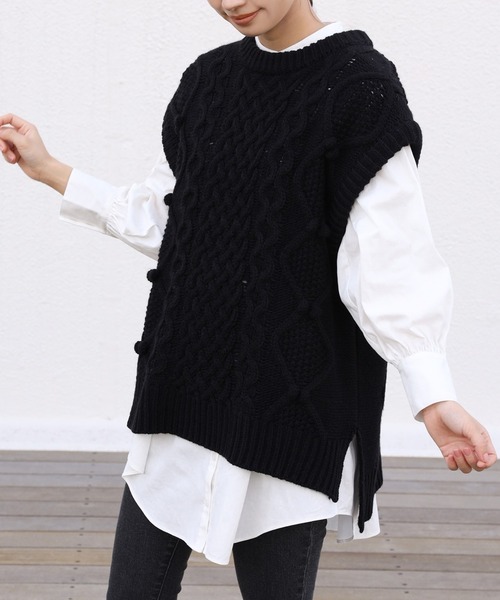 one after another NICE CLAUP（ワンアフターアナザーナイスクラップ）の「ケーブルニットベスト（ベスト・レディース・グレー/ブラック/アイボリー・FREE）」の2枚目の写真