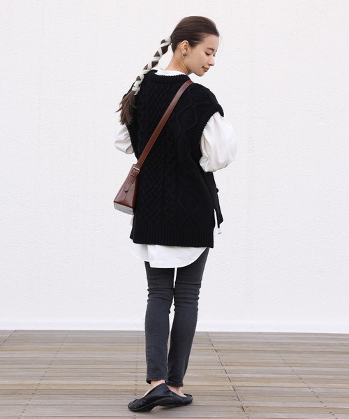 one after another NICE CLAUP（ワンアフターアナザーナイスクラップ）の「ケーブルニットベスト（ベスト・レディース・グレー/ブラック/アイボリー・FREE）」の17枚目の写真