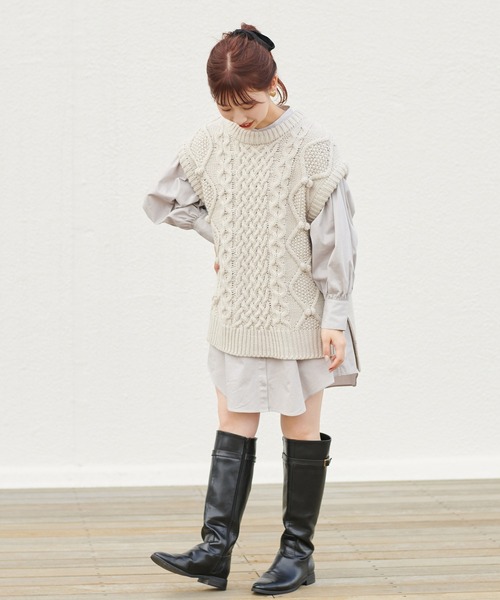 one after another NICE CLAUP（ワンアフターアナザーナイスクラップ）の「ケーブルニットベスト（ベスト・レディース・グレー/ブラック/アイボリー・FREE）」の7枚目の写真