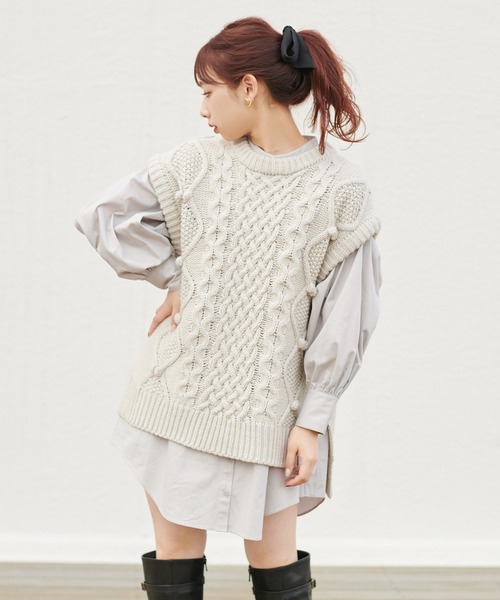 one after another NICE CLAUP（ワンアフターアナザーナイスクラップ）の「ケーブルニットベスト（ベスト・レディース・グレー/ブラック/アイボリー・FREE）」の4枚目の写真