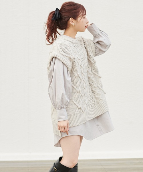 one after another NICE CLAUP（ワンアフターアナザーナイスクラップ）の「ケーブルニットベスト（ベスト・レディース・グレー/ブラック/アイボリー・FREE）」の5枚目の写真