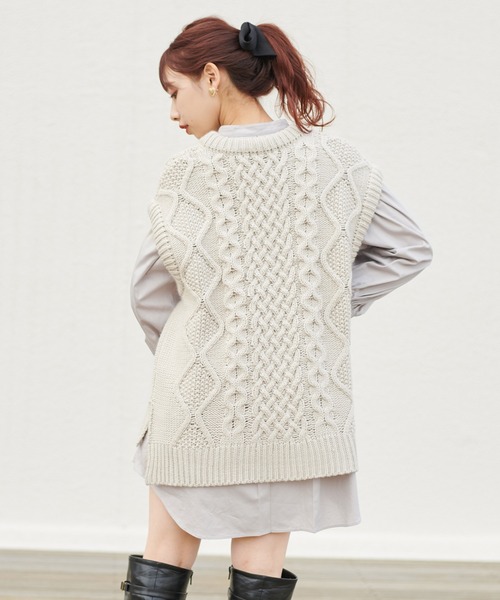 one after another NICE CLAUP（ワンアフターアナザーナイスクラップ）の「ケーブルニットベスト（ベスト・レディース・グレー/ブラック/アイボリー・FREE）」の6枚目の写真