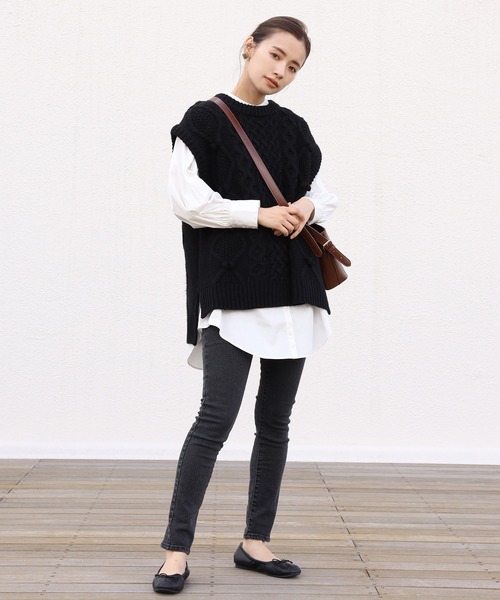 one after another NICE CLAUP（ワンアフターアナザーナイスクラップ）の「ケーブルニットベスト（ベスト・レディース・グレー/ブラック/アイボリー・FREE）」の16枚目の写真