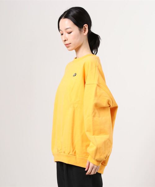 Levi's（リーバイス）の「PIPER OVERSIZED CREW KUMQUAT（スウェット・レディース・マルチ・M/S/XS）」の2枚目の写真
