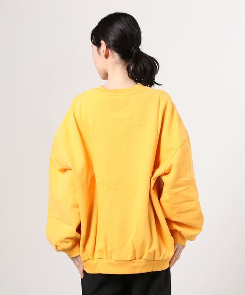 Levi's（リーバイス）の「PIPER OVERSIZED CREW KUMQUAT（スウェット・レディース・マルチ・M/S/XS）」の3枚目の写真