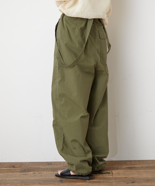 CIAOPANIC TYPY(チャオパニックティピー)の「綿ナイロンパラシュートパンツ(サロペット/オーバーオール・レディース・ブラック/カーキ/アイボリー・SMALL/MEDIUM)」の3枚目の写真