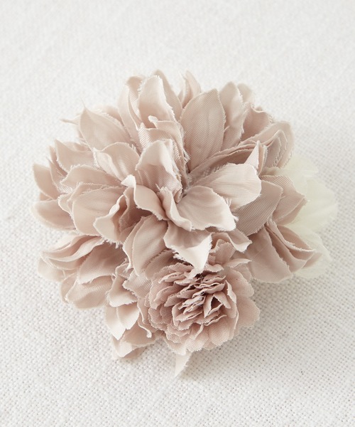 AIMER（エメ）の「ダリア3輪コサージュ（ブローチ/コサージュ・レディース・ライトグレー/ベージュ/ネイビー/ダークネイビー・FREE）」の2枚目の写真