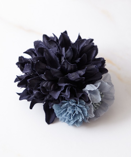 AIMER（エメ）の「ダリア3輪コサージュ（ブローチ/コサージュ・レディース・ライトグレー/ベージュ/ネイビー/ダークネイビー・FREE）」の3枚目の写真