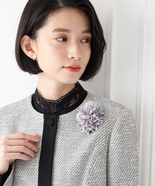 AIMER（エメ）の「ダリア3輪コサージュ（ブローチ/コサージュ・レディース・ライトグレー/ベージュ/ネイビー/ダークネイビー・FREE）」の15枚目の写真