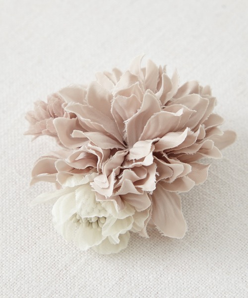 AIMER（エメ）の「ダリア3輪コサージュ（ブローチ/コサージュ・レディース・ライトグレー/ベージュ/ネイビー/ダークネイビー・FREE）」の12枚目の写真