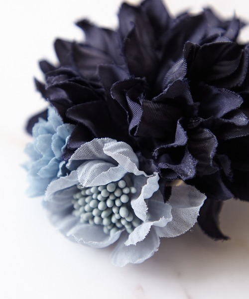 AIMER（エメ）の「ダリア3輪コサージュ（ブローチ/コサージュ・レディース・ライトグレー/ベージュ/ネイビー/ダークネイビー・FREE）」の6枚目の写真