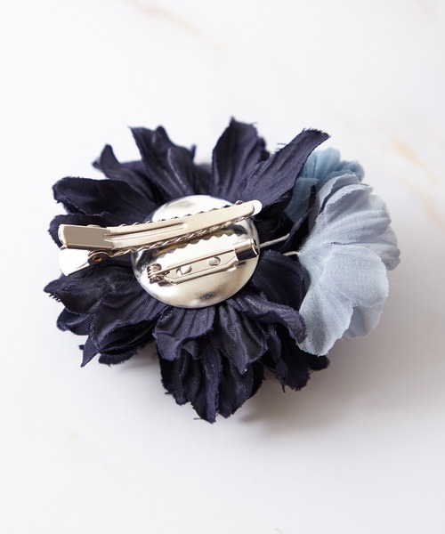 AIMER（エメ）の「ダリア3輪コサージュ（ブローチ/コサージュ・レディース・ライトグレー/ベージュ/ネイビー/ダークネイビー・FREE）」の7枚目の写真