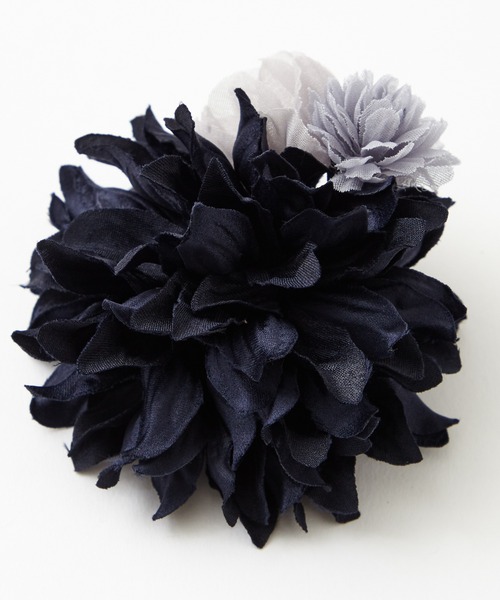 AIMER（エメ）の「ダリア3輪コサージュ（ブローチ/コサージュ・レディース・ライトグレー/ベージュ/ネイビー/ダークネイビー・FREE）」の8枚目の写真