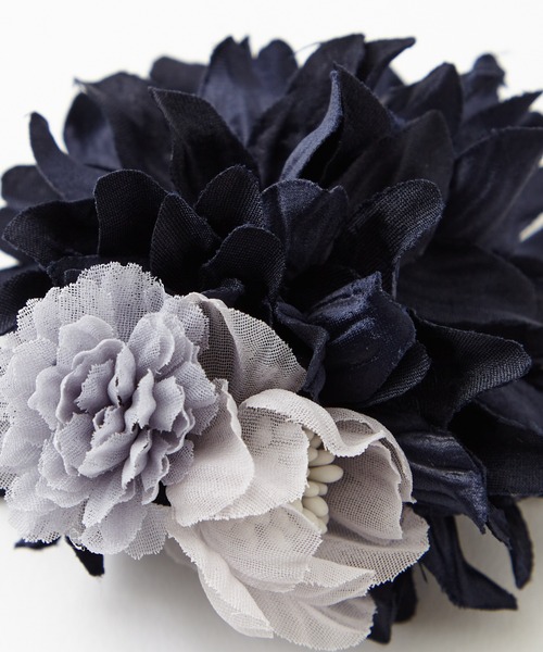 AIMER（エメ）の「ダリア3輪コサージュ（ブローチ/コサージュ・レディース・ライトグレー/ベージュ/ネイビー/ダークネイビー・FREE）」の9枚目の写真