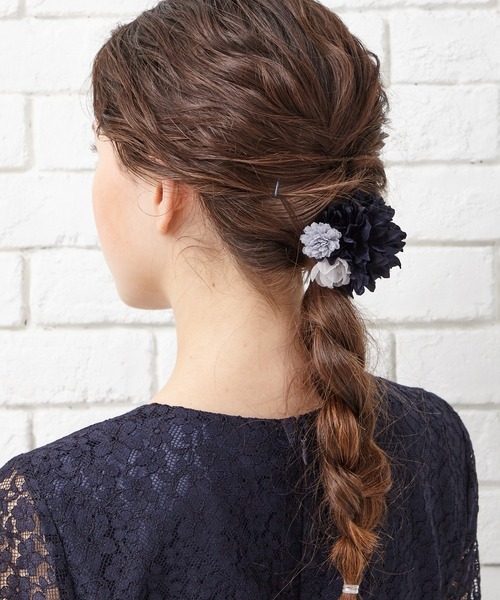 AIMER（エメ）の「ダリア3輪コサージュ（ブローチ/コサージュ・レディース・ライトグレー/ベージュ/ネイビー/ダークネイビー・FREE）」の11枚目の写真