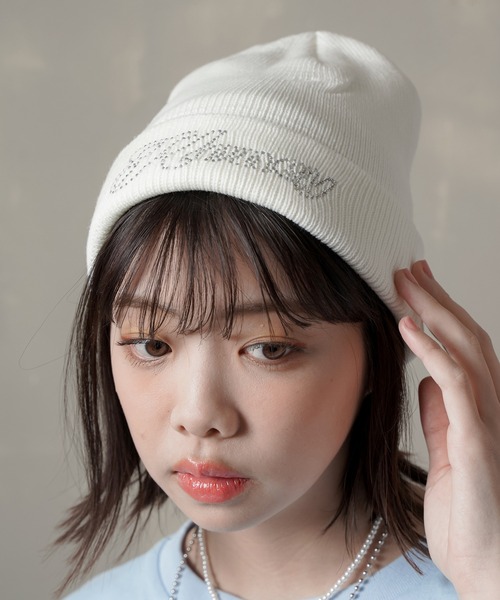 SPINNS(スピンズ)の「HONEYロゴ ニットキャップ(ニットキャップ/ビーニー・レディース・ホワイト/ブラック・ONESIZE)」の1枚目の写真