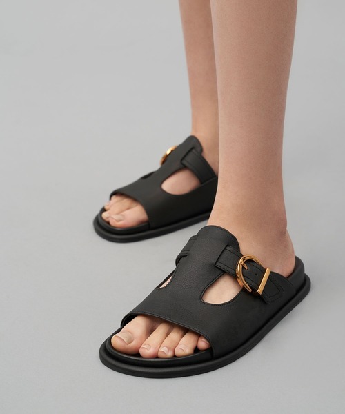 CHARLES & KEITH（チャールズ & キース）の「カットアウト バックルスライド / Cut-Out Buckled Slides（サンダル・レディース・クリーム/ブラック/イエロー・25.5cm/25cm/23cm/22.5cm/24.5cm/23.5cm）」の4枚目の写真