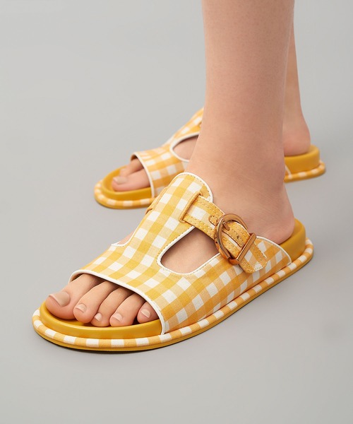 CHARLES & KEITH（チャールズ & キース）の「カットアウト バックルスライド / Cut-Out Buckled Slides（サンダル・レディース・クリーム/ブラック/イエロー・25.5cm/25cm/23cm/22.5cm/24.5cm/23.5cm）」の18枚目の写真