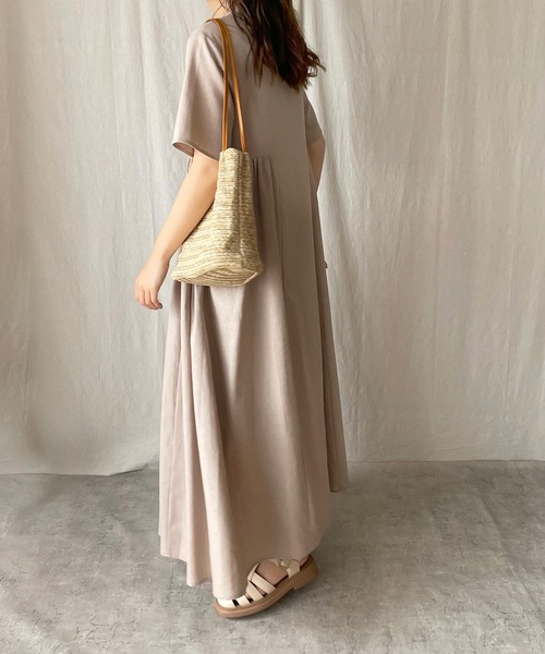 JUNOAH（ジュノア）の「リネン混半袖マキシ丈ワンピース（ワンピース・レディース・ブラック/アイボリー/グレイッシュベージュ/ワイン/グリーン・X-LARGE/MEDIUM/LARGE）」の10枚目の写真