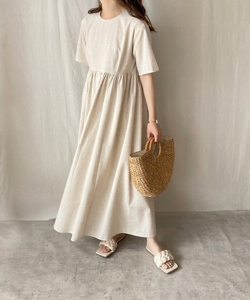 JUNOAH（ジュノア）の「リネン混半袖マキシ丈ワンピース（ワンピース・レディース・ブラック/アイボリー/グレイッシュベージュ/ワイン/グリーン・X-LARGE/MEDIUM/LARGE）」の6枚目の写真