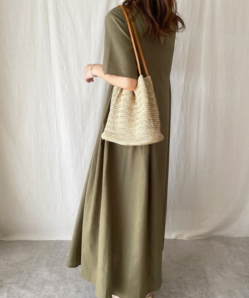 JUNOAH（ジュノア）の「リネン混半袖マキシ丈ワンピース（ワンピース・レディース・ブラック/アイボリー/グレイッシュベージュ/ワイン/グリーン・X-LARGE/MEDIUM/LARGE）」の17枚目の写真