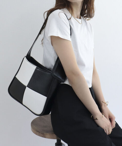 fredy emue（フレディエミュ）の「ワンハンドルポーチ付きスクエアバッグ（ショルダーバッグ・レディース・ブラック系その他/キャメル・FREE）」の2枚目の写真