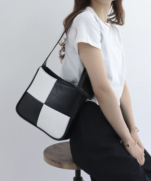 fredy emue（フレディエミュ）の「ワンハンドルポーチ付きスクエアバッグ（ショルダーバッグ・レディース・ブラック系その他/キャメル・FREE）」の7枚目の写真