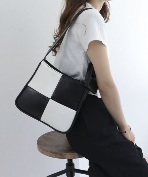 fredy emue（フレディエミュ）の「ワンハンドルポーチ付きスクエアバッグ（ショルダーバッグ・レディース・ブラック系その他/キャメル・FREE）」の6枚目の写真