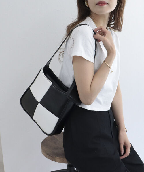 fredy emue（フレディエミュ）の「ワンハンドルポーチ付きスクエアバッグ（ショルダーバッグ・レディース・ブラック系その他/キャメル・FREE）」の5枚目の写真