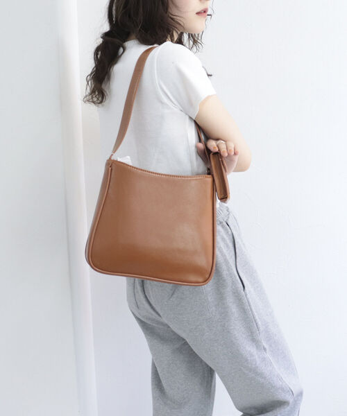 fredy emue（フレディエミュ）の「ワンハンドルポーチ付きスクエアバッグ（ショルダーバッグ・レディース・ブラック系その他/キャメル・FREE）」の4枚目の写真