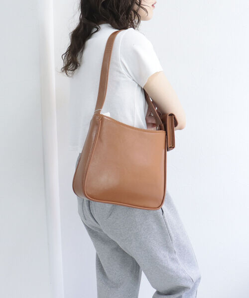 fredy emue（フレディエミュ）の「ワンハンドルポーチ付きスクエアバッグ（ショルダーバッグ・レディース・ブラック系その他/キャメル・FREE）」の3枚目の写真