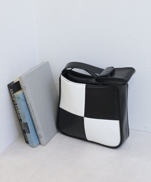 fredy emue（フレディエミュ）の「ワンハンドルポーチ付きスクエアバッグ（ショルダーバッグ・レディース・ブラック系その他/キャメル・FREE）」の8枚目の写真