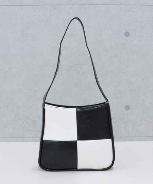 fredy emue（フレディエミュ）の「ワンハンドルポーチ付きスクエアバッグ（ショルダーバッグ・レディース・ブラック系その他/キャメル・FREE）」の11枚目の写真