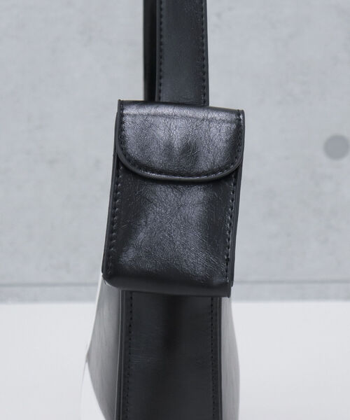 fredy emue（フレディエミュ）の「ワンハンドルポーチ付きスクエアバッグ（ショルダーバッグ・レディース・ブラック系その他/キャメル・FREE）」の16枚目の写真