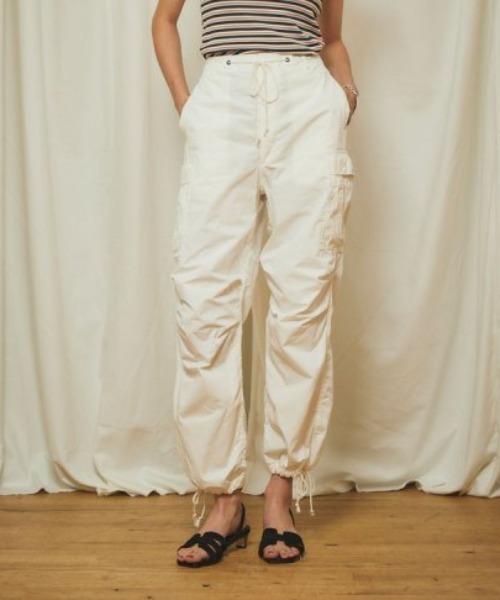 THE SHINZONE（ザ　シンゾーン）の「THE SHINZONE WIND OVER PANTS 22MMSPA06（カーゴパンツ・レディース・オフホワイト・36）」の3枚目の写真