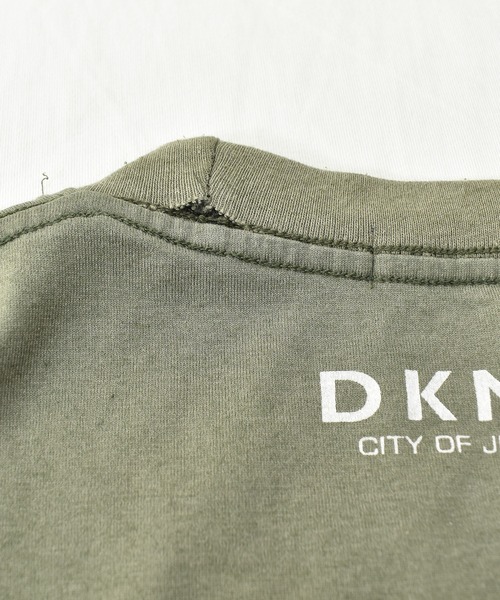 DKNY(ディーケーエヌワイ)の「【ヴィンテージ古着】DKNY JEANS / ダナキャランニューヨーク ジーンズ ロゴ プリントTシャツ(Tシャツ/カットソー・メンズ・カーキ・X-LARGE)」の8枚目の写真