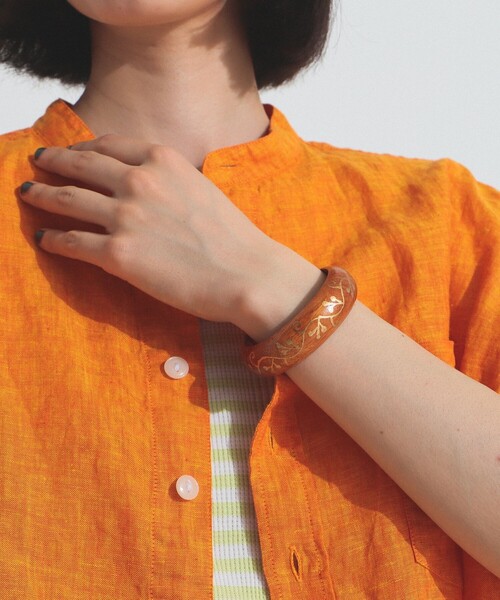 BEAMS BOY(ビームスボーイ)の「BEAMS BOY / ウッド ペイント バングル(バングル/リストバンド・レディース・ライトブラウン/ダークブラウン・ONE SIZE)」の3枚目の写真
