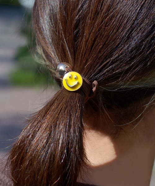 Fun & Daily（ファンアンドデイリー）の「F&D : スマイル＆ボールヘアゴム（ヘアゴム・レディース・ブラック/イエロー/ブラウン/グリーン/ピンク・FREE）」の4枚目の写真