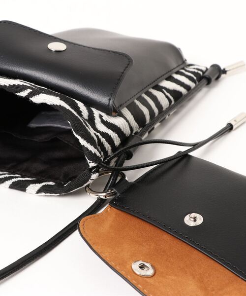 cache cache（カシュ カシュ）の「スマホ巾着ショルダー（ショルダーバッグ・レディース・レオパード/ベージュ/オレンジ/ブラック/ゼブラ・フリー）」の20枚目の写真