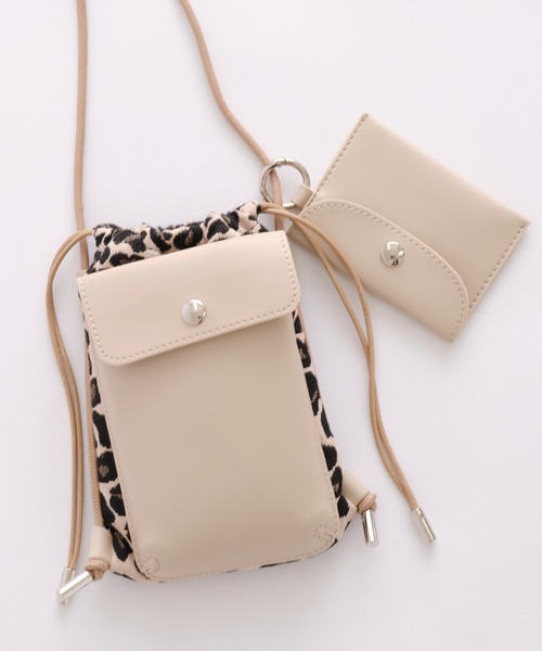 cache cache（カシュ カシュ）の「スマホ巾着ショルダー（ショルダーバッグ・レディース・レオパード/ベージュ/オレンジ/ブラック/ゼブラ・フリー）」の4枚目の写真