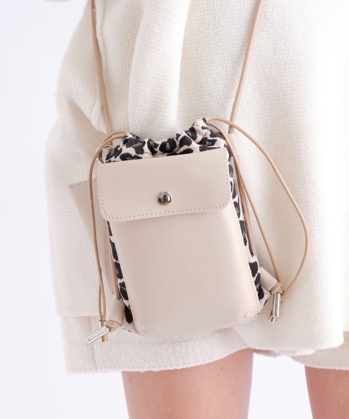 cache cache（カシュ カシュ）の「スマホ巾着ショルダー（ショルダーバッグ・レディース・レオパード/ベージュ/オレンジ/ブラック/ゼブラ・フリー）」の6枚目の写真