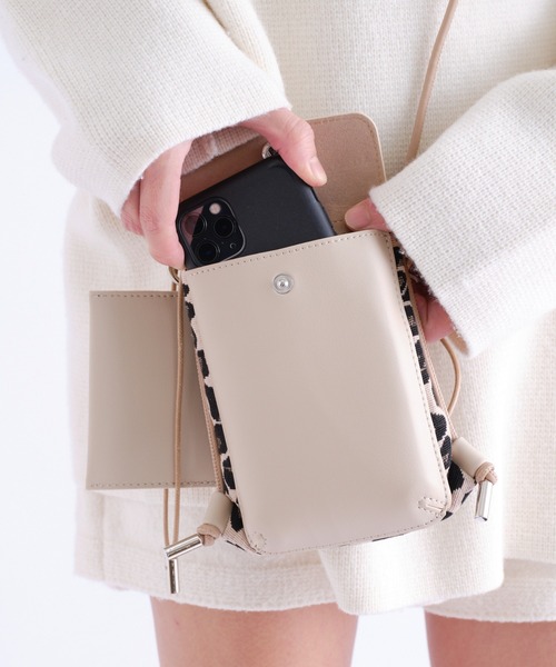 cache cache（カシュ カシュ）の「スマホ巾着ショルダー（ショルダーバッグ・レディース・レオパード/ベージュ/オレンジ/ブラック/ゼブラ・フリー）」の7枚目の写真